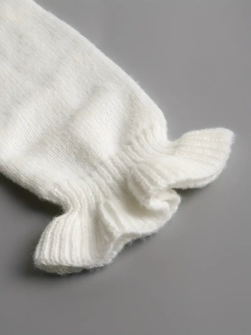 Wiosenny sweter damski z dekoltem V, bawełniany, w kolorze białym, elegancki, lekki i dopasowany, idealny do casualowych lub eleganckich stylizacji.