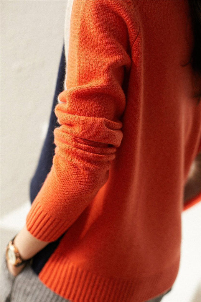 Damski sweter w granatowo-pomarańczowe paski, retro wzór color-block, miękka bawełna, klasyczny elegancki fason.