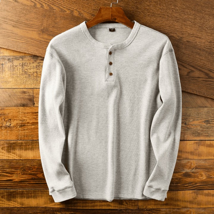 Męski sweter Henley Sommin z miękkiej bawełny, w neutralnym kolorze, z nowoczesnym kołnierzykiem, dla eleganckiego i komfortowego stylu.