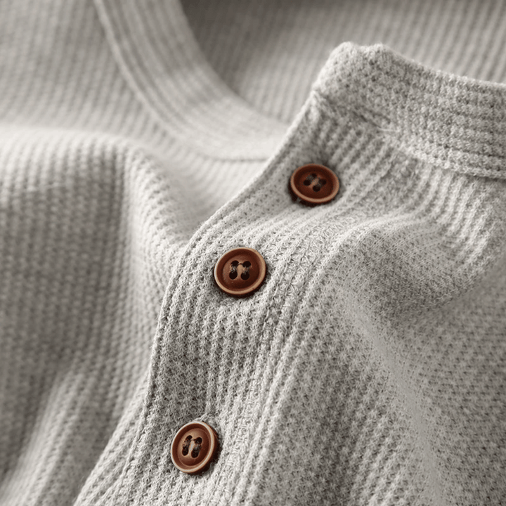 Męski sweter Henley Sommin z miękkiej bawełny, w neutralnym kolorze, z nowoczesnym kołnierzykiem, dla eleganckiego i komfortowego stylu.