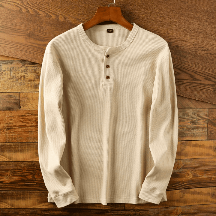 Męski sweter Henley Sommin z miękkiej bawełny, w neutralnym kolorze, z nowoczesnym kołnierzykiem, dla eleganckiego i komfortowego stylu.
