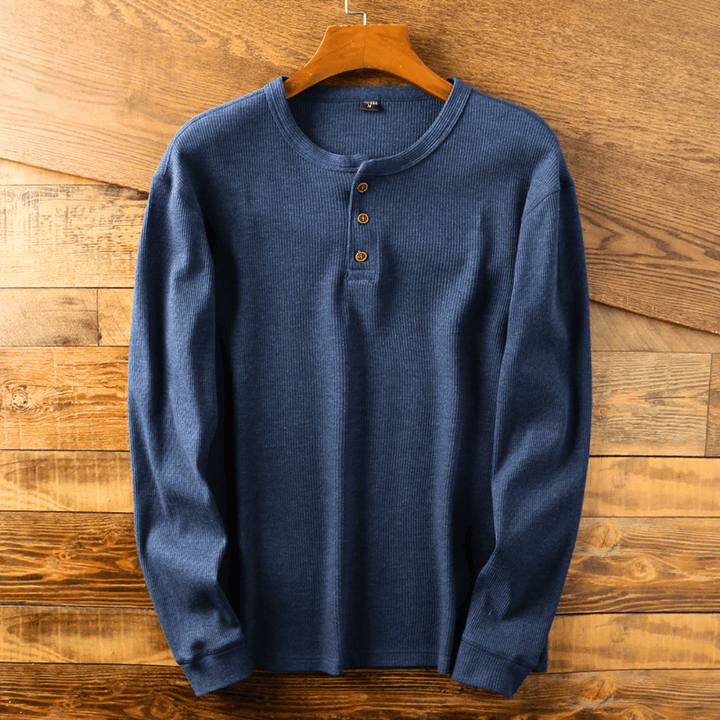 Męski sweter Henley Sommin z miękkiej bawełny, w neutralnym kolorze, z nowoczesnym kołnierzykiem, dla eleganckiego i komfortowego stylu.