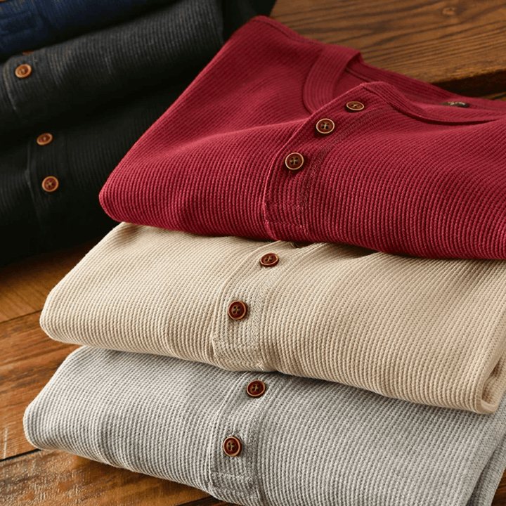 Męski sweter Henley Sommin z miękkiej bawełny, w neutralnym kolorze, z nowoczesnym kołnierzykiem, dla eleganckiego i komfortowego stylu.