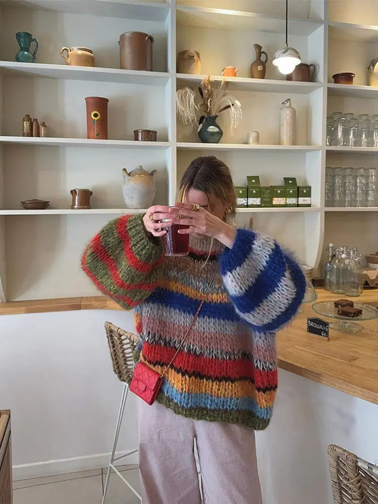 Damski sweter wielokolorowy, prezentacja na modelce, elegancki wygląd.