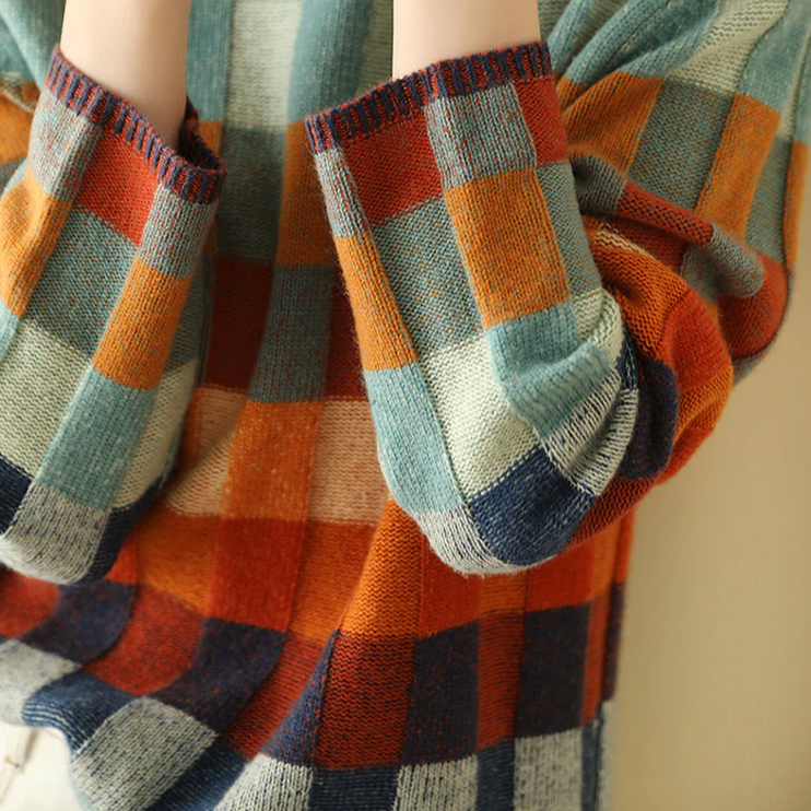Szarobrązowy sweter oversize z miękkiego kaszmiru z golfem, idealny do wygodnego i eleganckiego stylu.