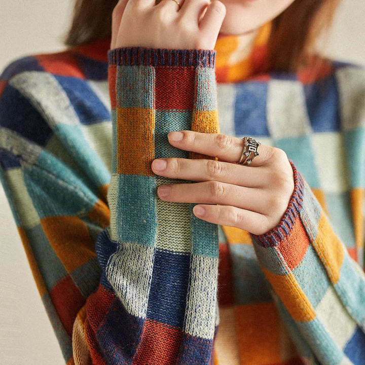 Szarobrązowy sweter oversize z miękkiego kaszmiru z golfem, idealny do wygodnego i eleganckiego stylu.