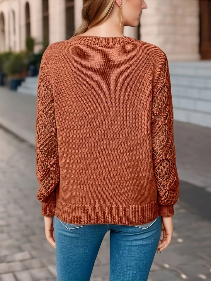 Sweter Isabelle z dekoltem w serek i szydełkowanymi rękawami, elegancki i lekki, widok z przodu