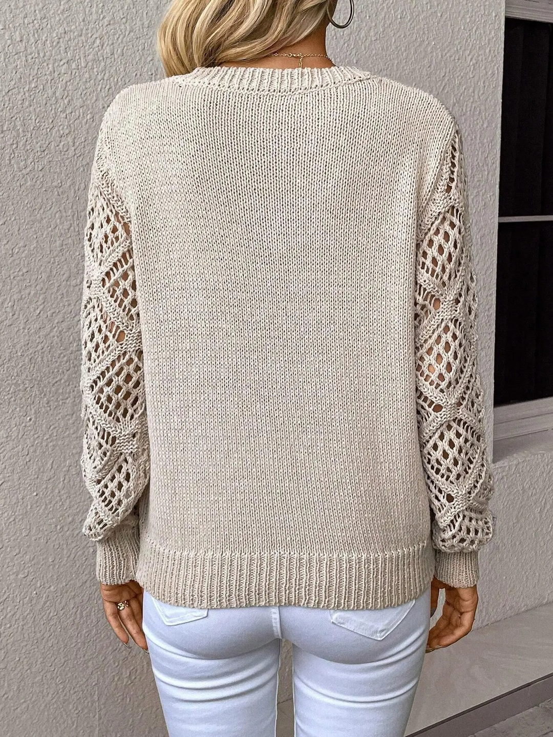 Sweter Isabelle z dekoltem w serek i szydełkowanymi rękawami, elegancki i lekki, widok z przodu
