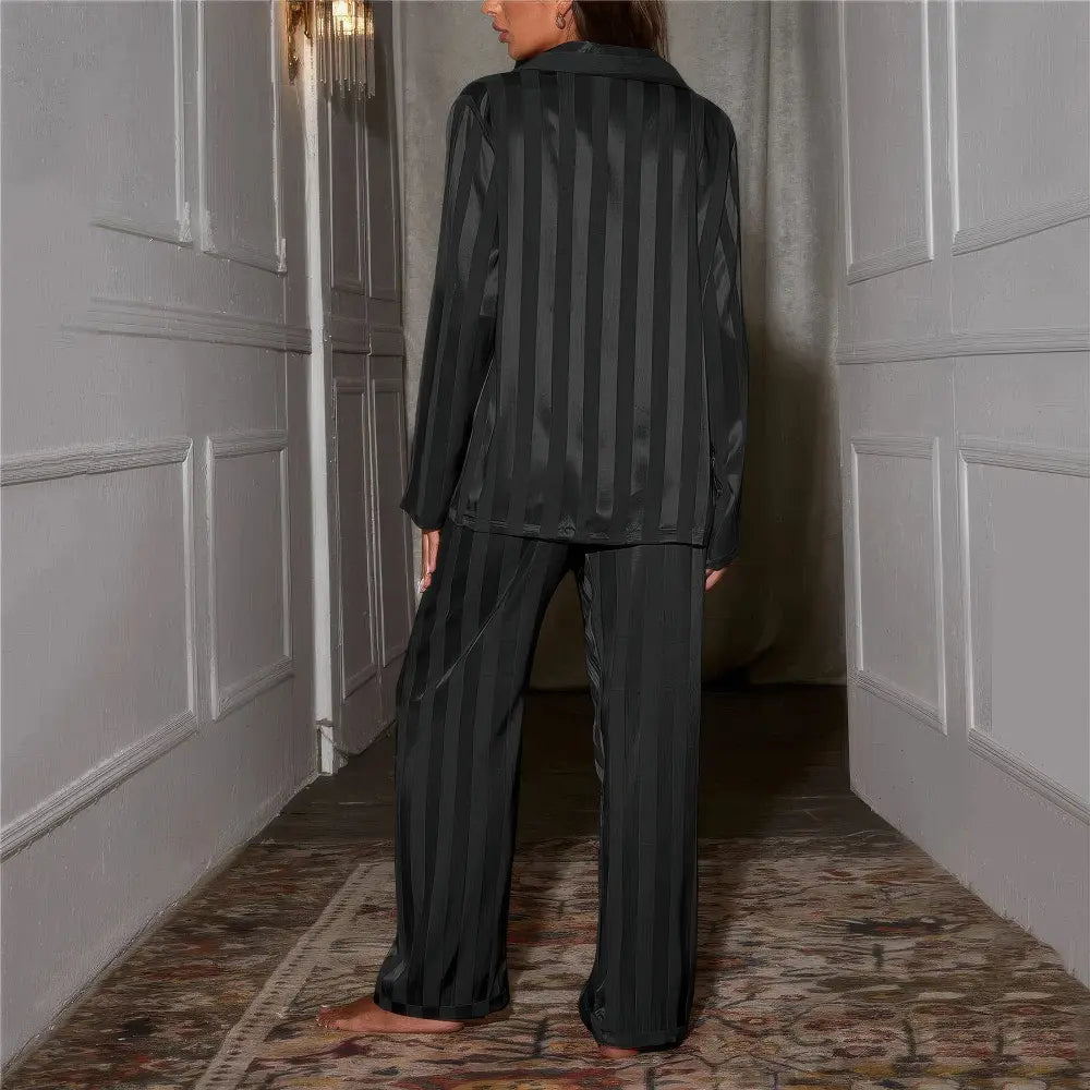 Luksusowa piżama damska z jedwabnymi akcentami, luźny krój, w paski, koszula z długim rękawem i spodnie z szerokimi nogawkami.
