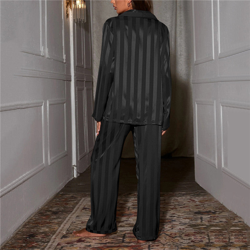 Damska elegancka jedwabna piżama, luksus i komfort, jedwabisty materiał, miękki kolor, idealna do wyrafinowanego i spokojnego snu.