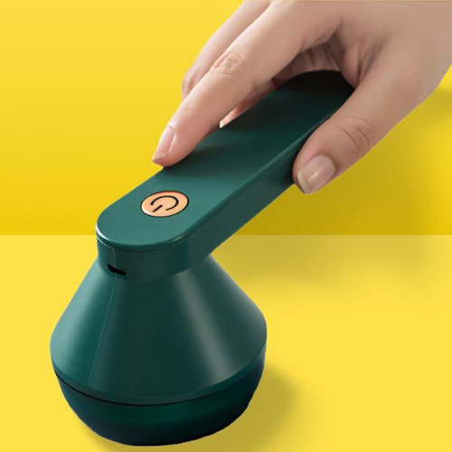 Akumulatorowa golarka do tkanin w kolorze białym i zielonym, kompaktowa, idealna do usuwania kulek i sierści zwierząt z ubrań.