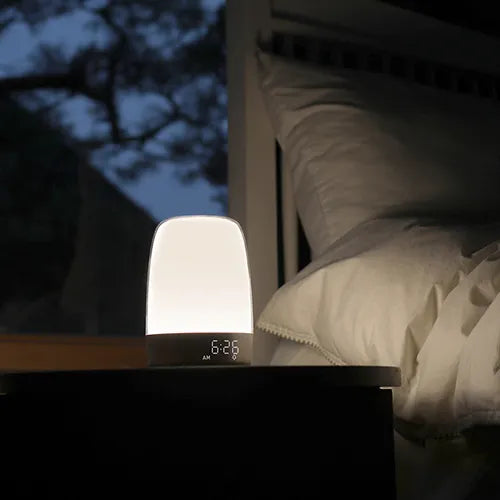 Budzik świetlny symulujący świt z progresywnym i delikatnym światłem dla naturalnego budzenia i nocnego relaksu.