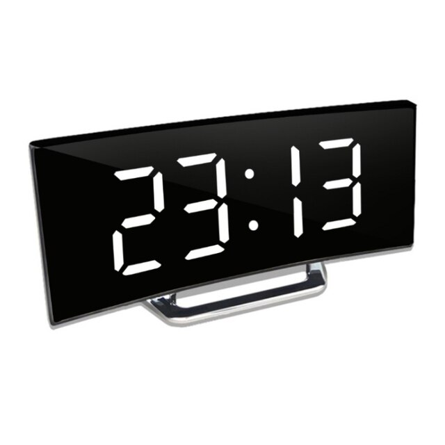 Nowoczesny cyfrowy budzik LED z zakrzywionym ekranem i jasnymi zielonymi cyframi.