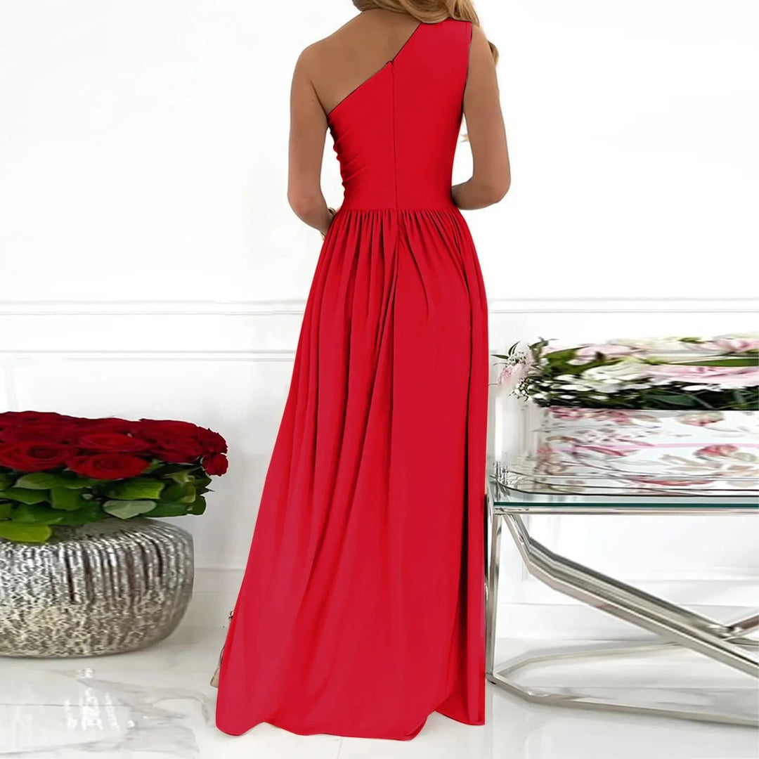 Beżowa asymetryczna sukienka z wysoką fente, idealna na koktajle i kolacje