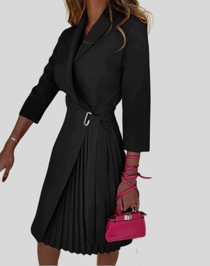 Elegancka sukienka blazer Janis w kolorze czarnym o strukturalnym kroju, z detalami w stylu office-chic, idealna na każdą okazję.