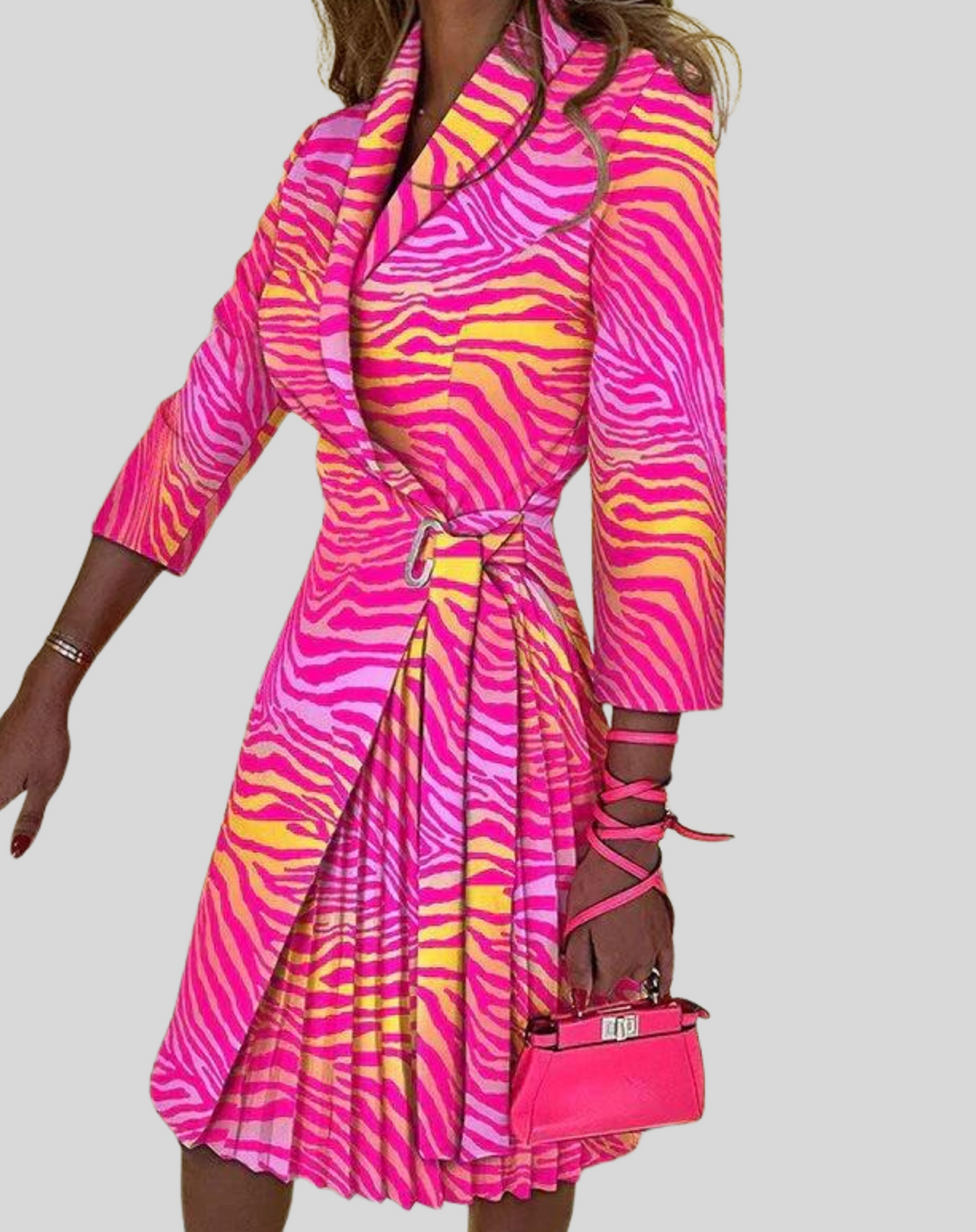 Elegancka sukienka blazer Janis w kolorze czarnym o strukturalnym kroju, z detalami w stylu office-chic, idealna na każdą okazję.