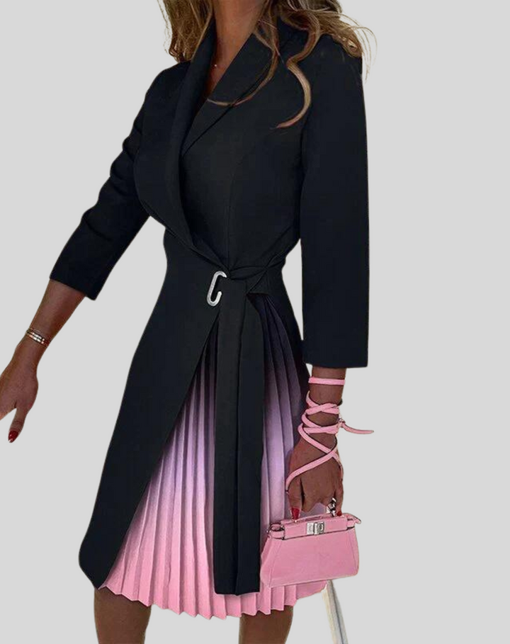 Elegancka sukienka blazer Janis w kolorze czarnym o strukturalnym kroju, z detalami w stylu office-chic, idealna na każdą okazję.