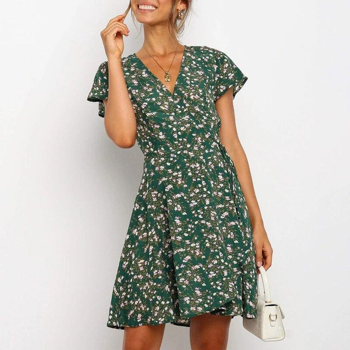 Elegancka sukienka boho w kwiaty z dekoltem w serek, zwiewny krój, szykowny swobodny wygląd, idealna na każdą okazję.