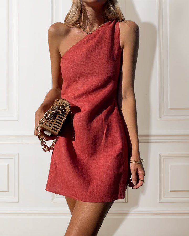 Elegancka asymetryczna sukienka koktajlowa Emelia w kolorze czerwonym, nowoczesny krój, idealna na specjalne wieczory, wykonana z lekkiego i zwiewnego materiału.