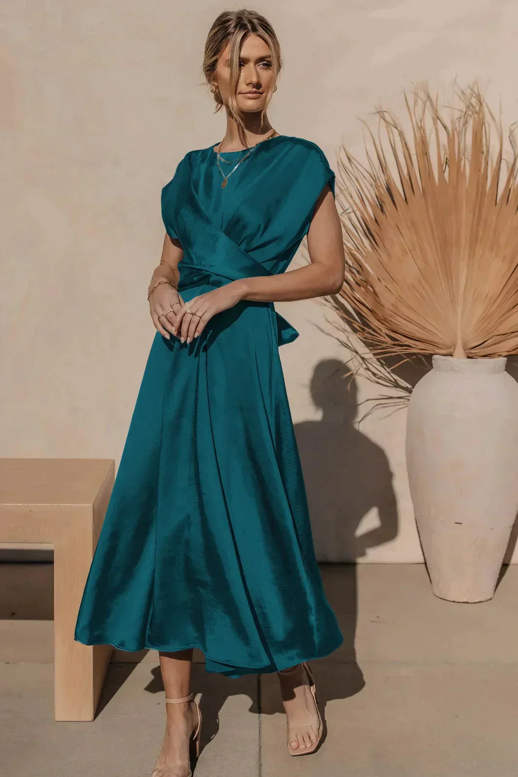Elegancka i szykowna sukienka wieczorowa z jedwabnej satyny, dopasowany krój, dostępna w kilku kolorach, aby podkreślić Twoją sylwetkę