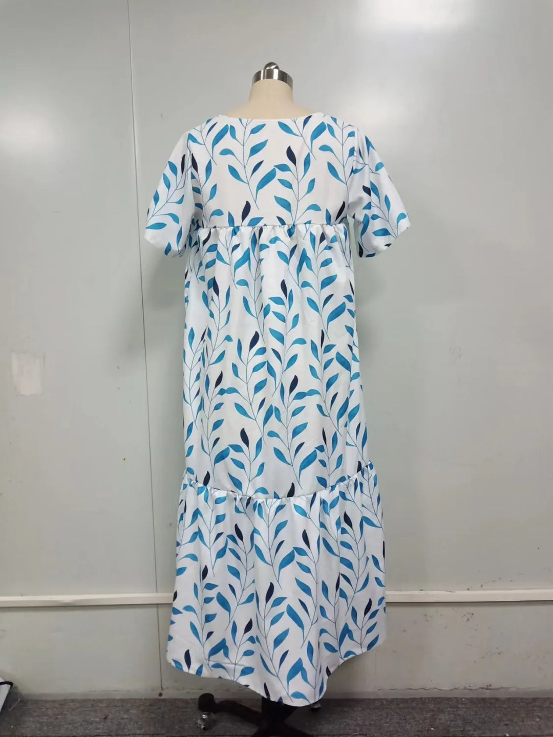 Sukienka plażowa boho z dekoltem w serek, kolorowy wzór kwiatowy, krótkie rękawy, luźna sylwetka na elegancki letni styl.