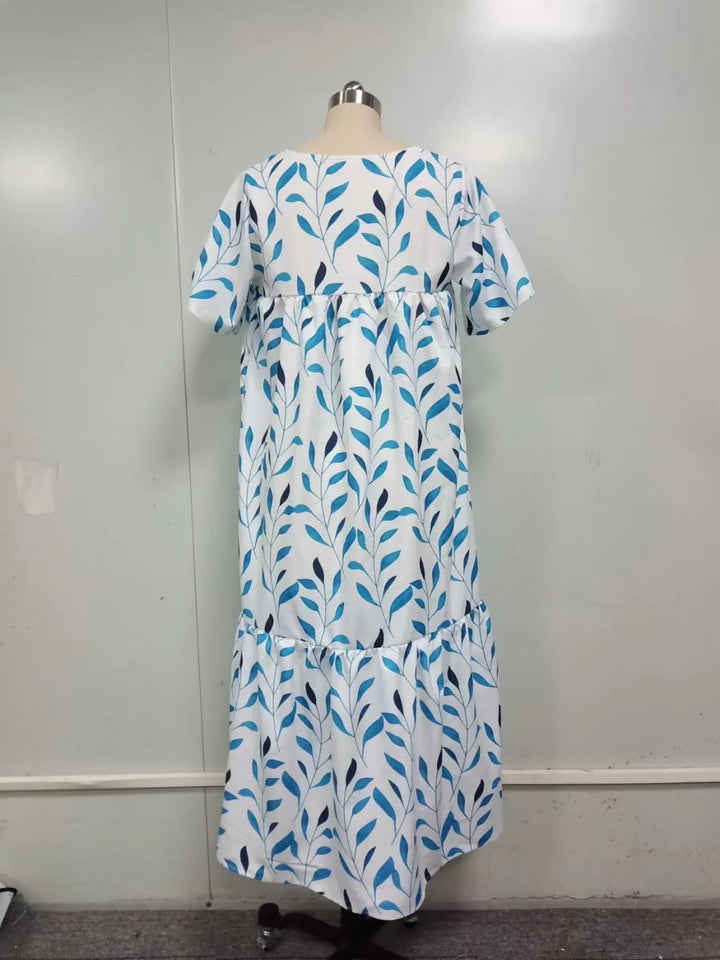 Sukienka plażowa boho z dekoltem w serek, kolorowy wzór kwiatowy, krótkie rękawy, luźna sylwetka na elegancki letni styl.