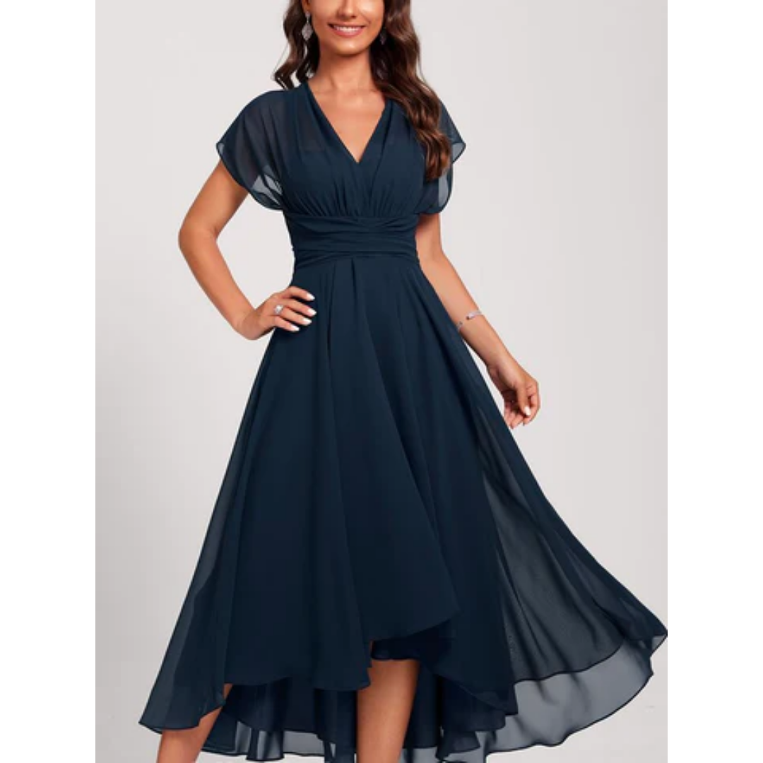 Robe de soirée élégante femme, coupe flatteuse, finitions délicates, tissu fluide, pour événement formel, style sophistiqué.