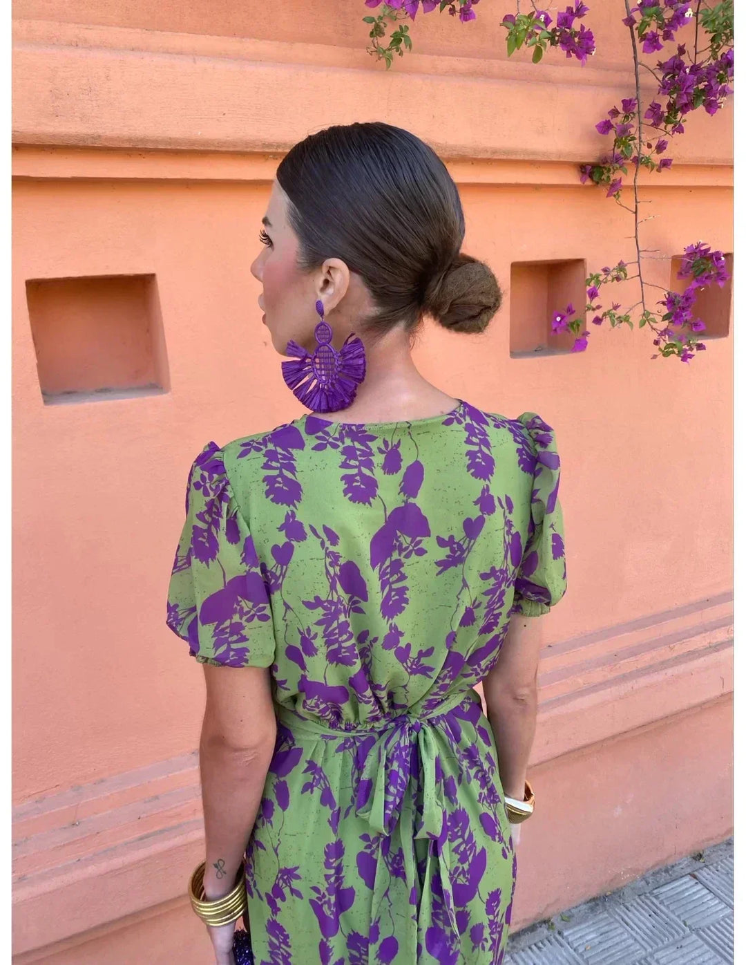Elegancka zielona sukienka letnia Amalia z dekoltem w serek i krótkimi rękawami