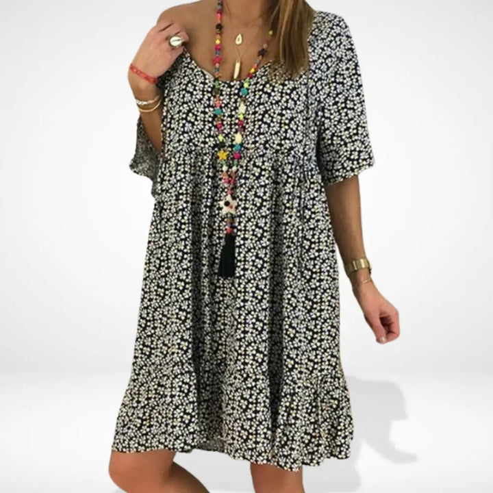 Zwiewna letnia sukienka damska w kontrastowy kwiatowy wzór, rękawy 3/4, w żywych kolorach, do letniej mody.