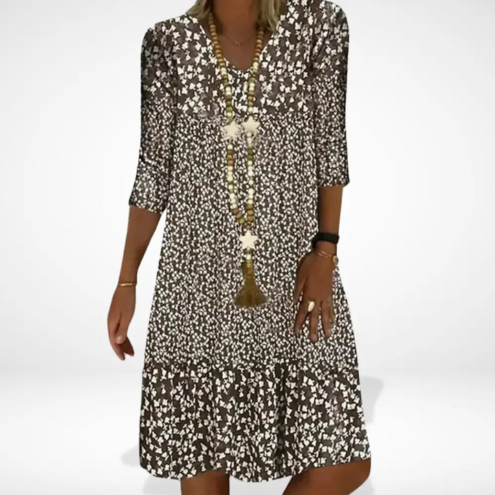 Zwiewna letnia sukienka damska w kontrastowy kwiatowy wzór, rękawy 3/4, w żywych kolorach, do letniej mody.