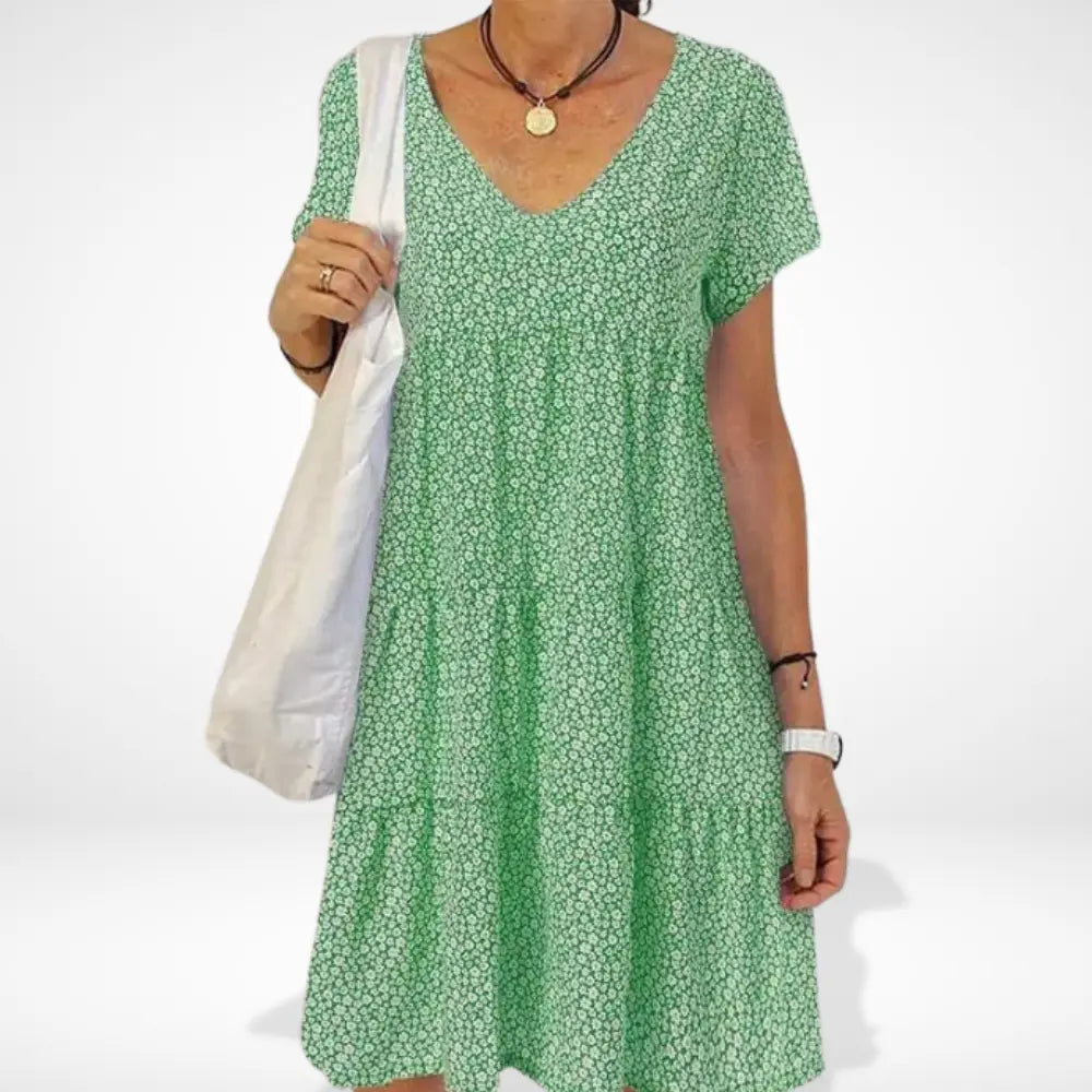 Zwiewna letnia sukienka damska w kontrastowy kwiatowy wzór, rękawy 3/4, w żywych kolorach, do letniej mody.