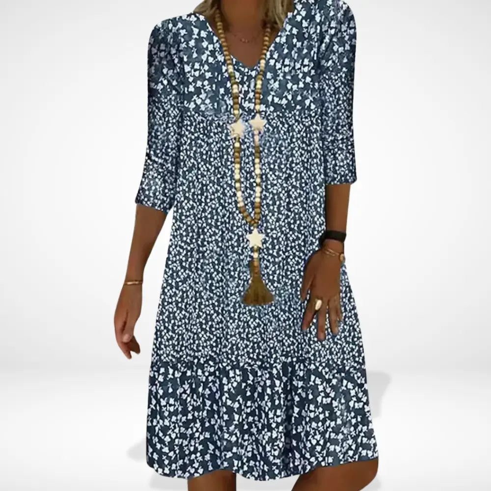 Zwiewna letnia sukienka damska w kontrastowy kwiatowy wzór, rękawy 3/4, w żywych kolorach, do letniej mody.