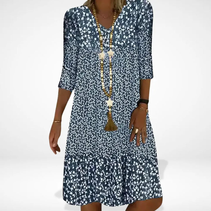 Zwiewna letnia sukienka damska w kontrastowy kwiatowy wzór, rękawy 3/4, w żywych kolorach, do letniej mody.