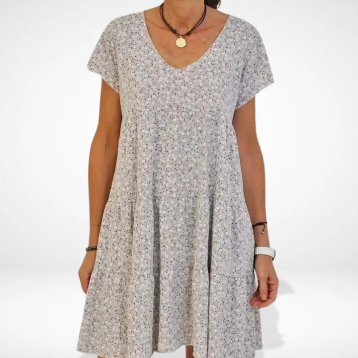 Zwiewna letnia sukienka damska w kontrastowy kwiatowy wzór, rękawy 3/4, w żywych kolorach, do letniej mody.