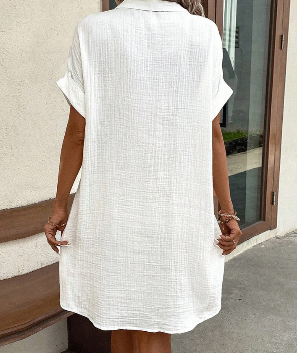 Lekka sukienka letnia z dekoltem V, luźnym krojem i regulowanymi ramiączkami, widok z przodu, idealna na lato.