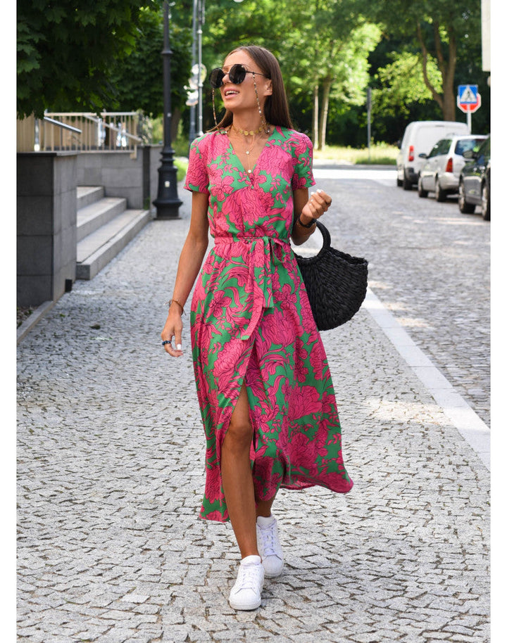 Sukienka letnia Louise, żywe kolory, eleganckie wzory kwiatowe, miękki materiał, idealna na letnie okazje.