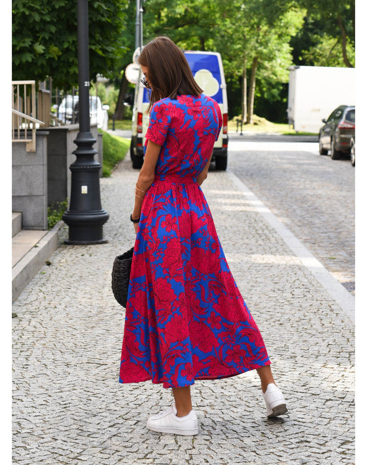 Sukienka letnia Louise, żywe kolory, eleganckie wzory kwiatowe, miękki materiał, idealna na letnie okazje.