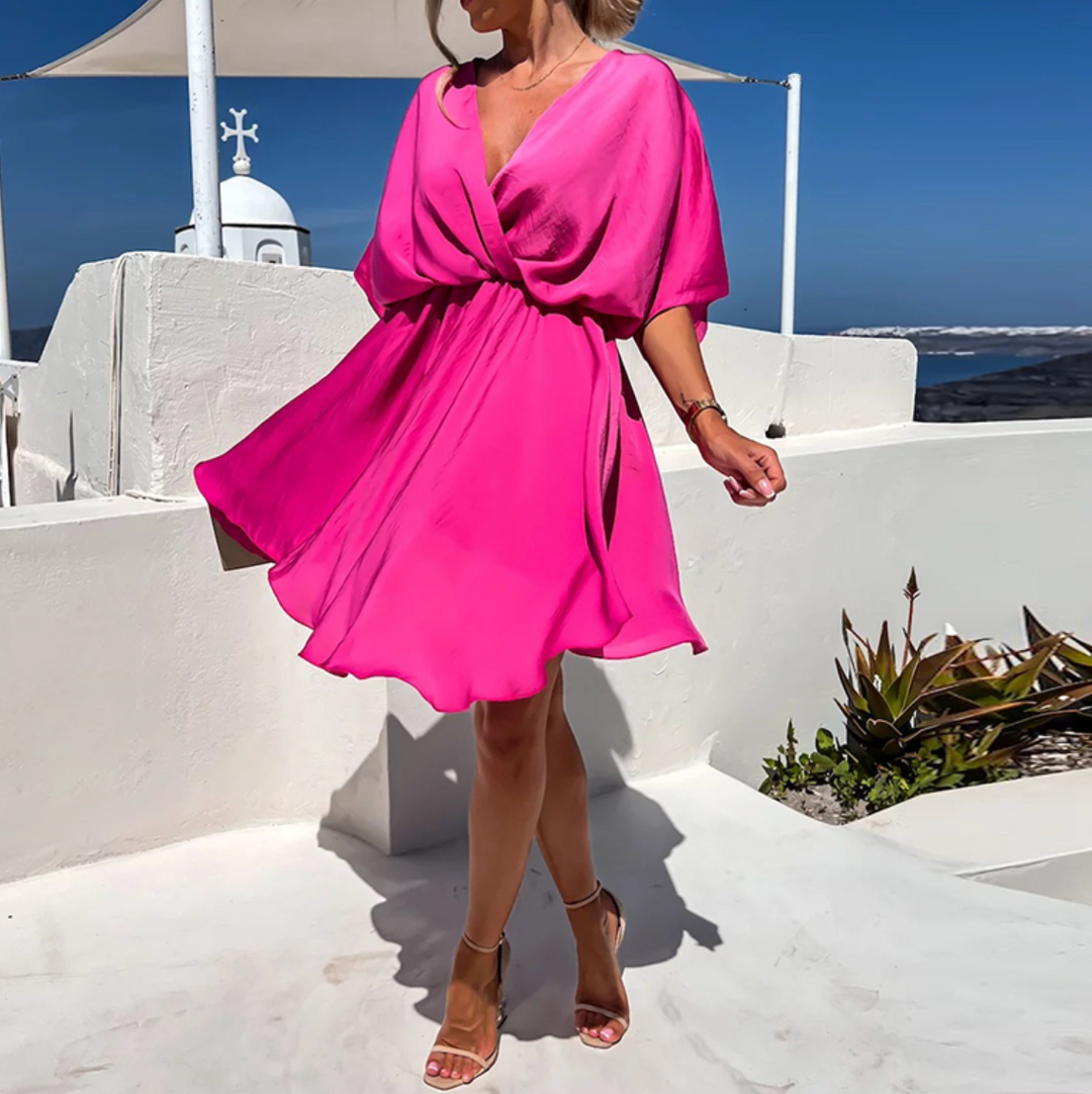 "Robe élégante rose pour femme, design chic, détails subtils, coupe flatteuse, parfaite pour toute occasion."