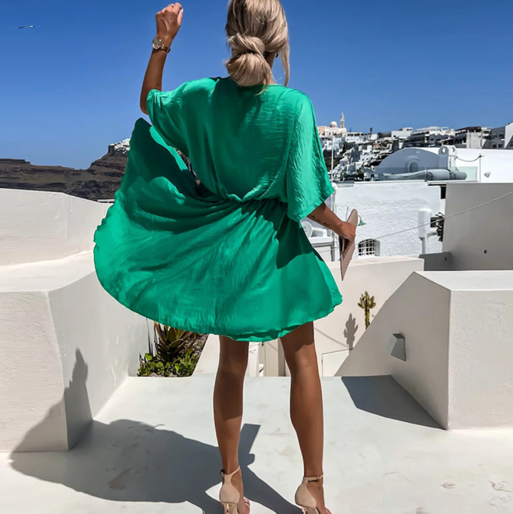 "Robe élégante rose pour femme, design chic, détails subtils, coupe flatteuse, parfaite pour toute occasion."