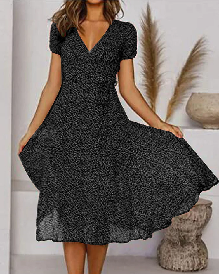 Damska elegancka sukienka Élise z dekoltem V, z kwiatowego szyfonu, na lato, zbliżenie na szczegóły materiału i wzoru.