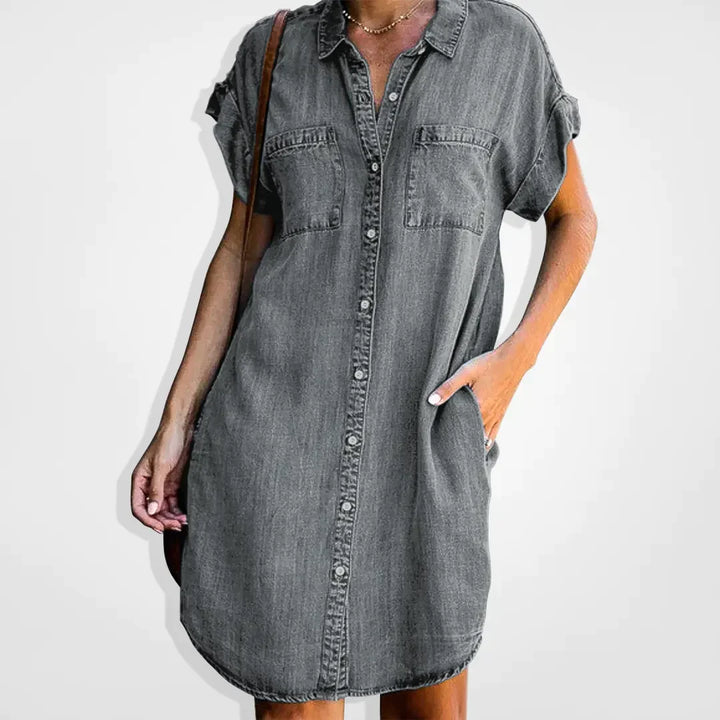 Jasnoniebieska jeansowa sukienka z guzikami, elegancki i casualowy styl, idealna dla kobiet, optymalny komfort, z bawełny.