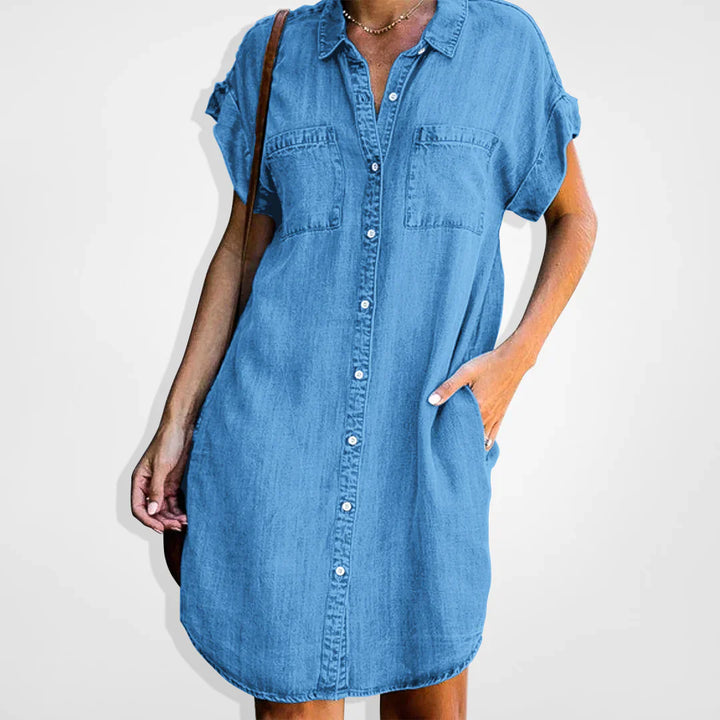 Jasnoniebieska jeansowa sukienka z guzikami, elegancki i casualowy styl, idealna dla kobiet, optymalny komfort, z bawełny.