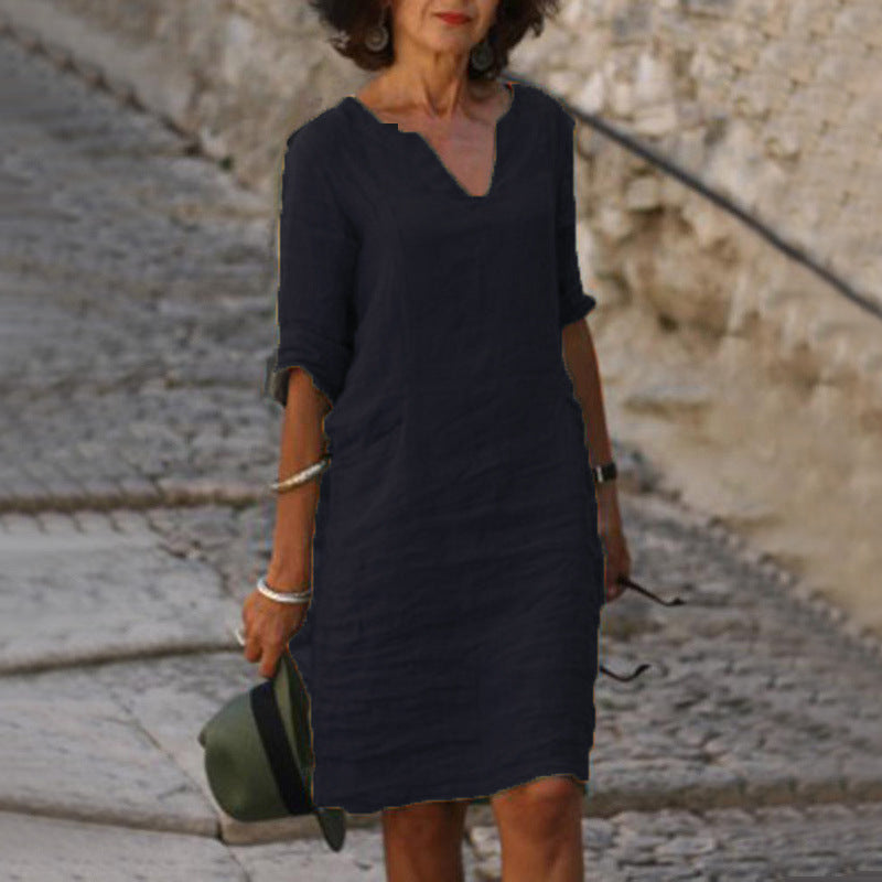 Swobodna lniana sukienka damska z dekoltem V, luźny i lejący krój, idealna na lato, dostępna w różnych kolorach.