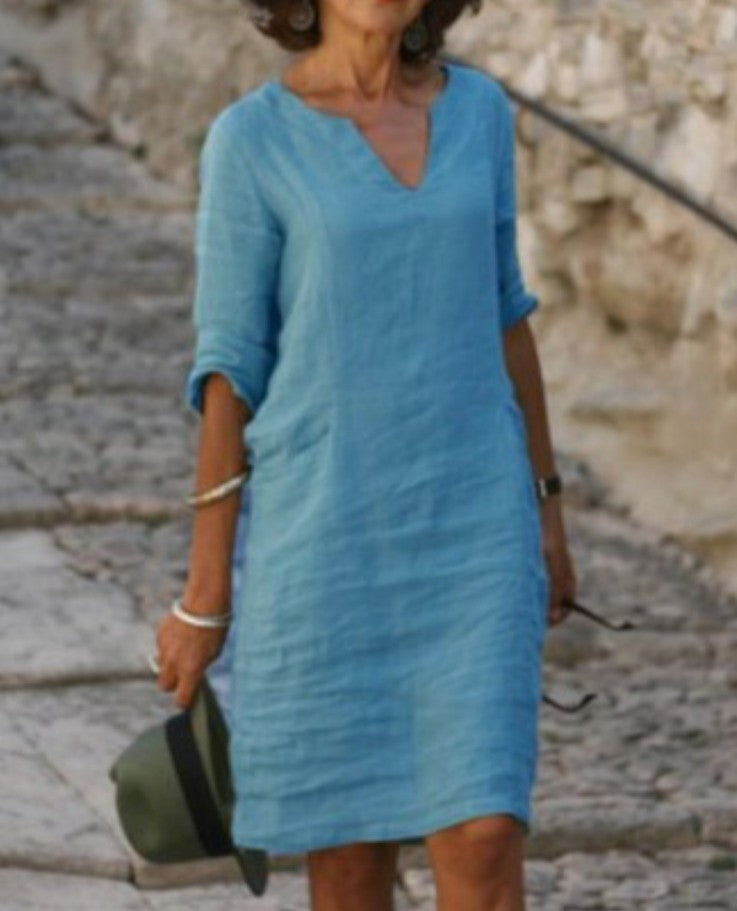 Swobodna lniana sukienka damska z dekoltem V, luźny i lejący krój, idealna na lato, dostępna w różnych kolorach.