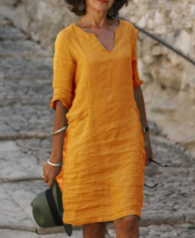 Swobodna lniana sukienka damska z dekoltem V, luźny i lejący krój, idealna na lato, dostępna w różnych kolorach.