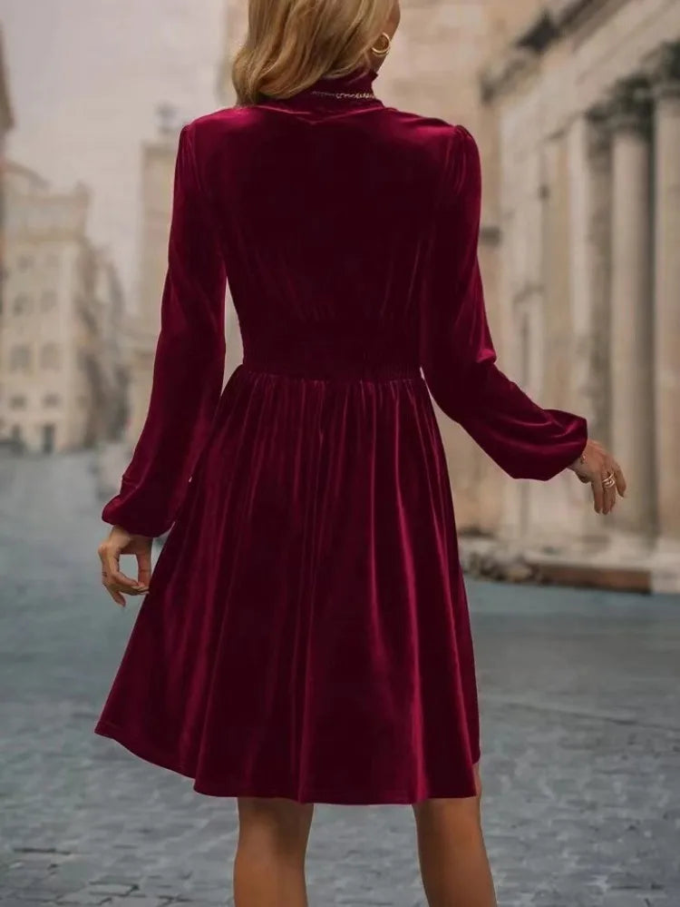 Elegancka sukienka damska bez rękawów, do kolan, bordowy kolor, prezentująca wszechstronność stylizacji.
