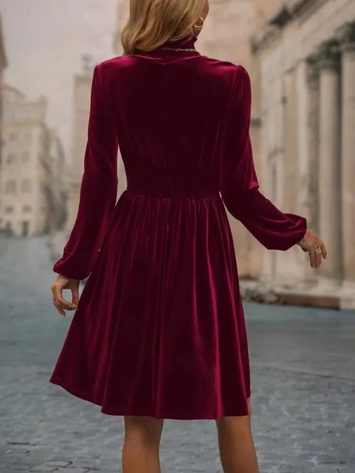 Elegancka sukienka damska bez rękawów, do kolan, bordowy kolor, prezentująca wszechstronność stylizacji.