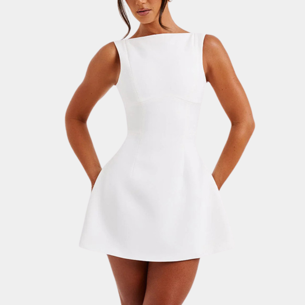 Modelka prezentująca sukienkę JANELLE, podkreślająca jej komfort i styl w letnie dni.