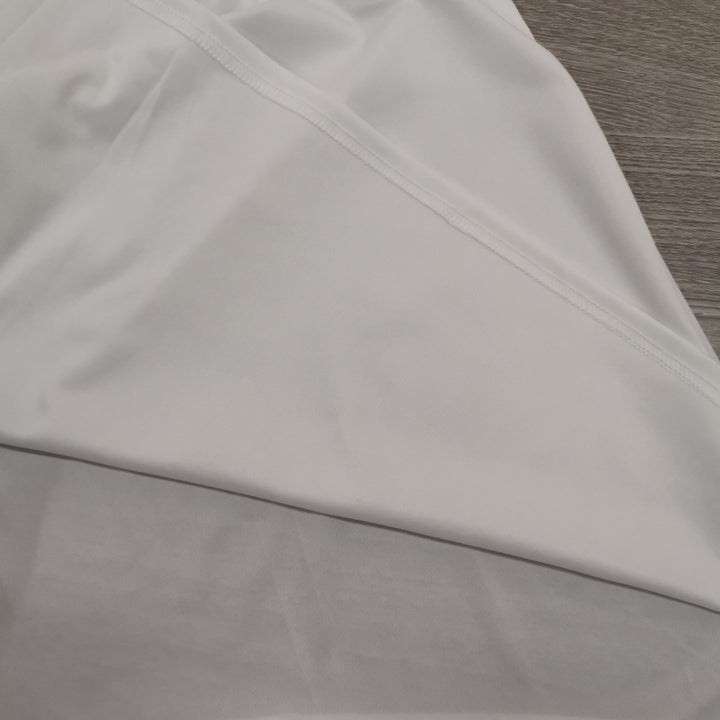 Letnia sukienka damska, biała, długa, z V-dekoltem, na różne okazje w ciepłe dni.