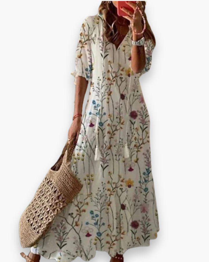 Długa damska sukienka boho, kwiatowy nadruk, elegancka i zwiewna na lato, luźny krój, romantyczny swobodny styl.